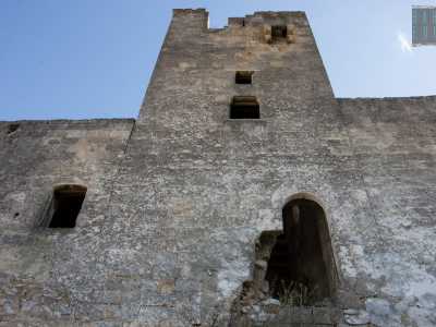 ...� caratterizzata da un�alta torre che si erge al centro di una costruzione a pianta rettangolare
